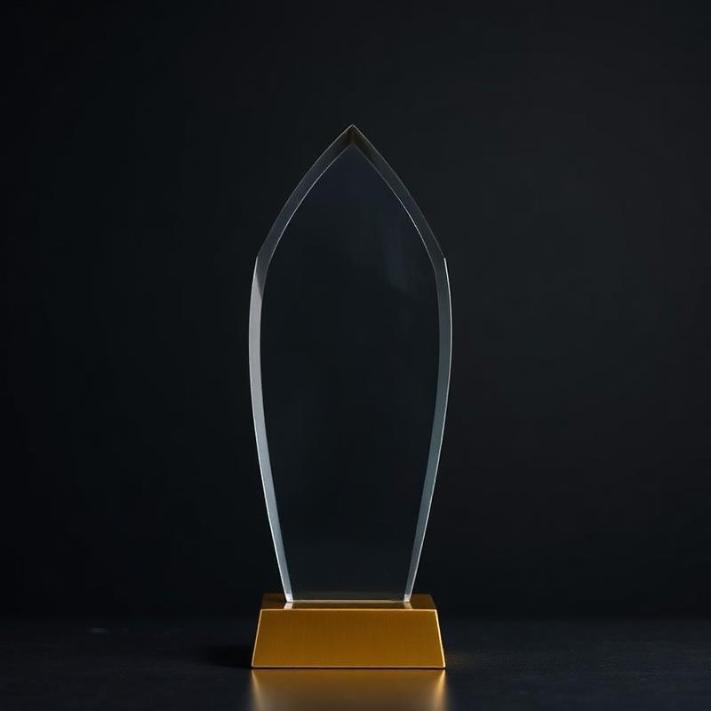Troféu de cristal com base dourada
